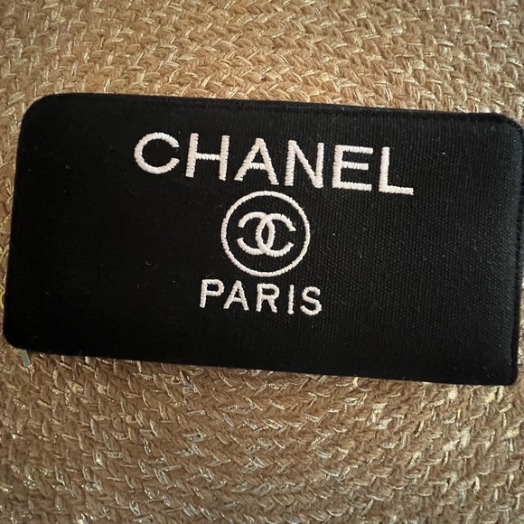 Fashion Black and White Paris Zip Around Wallet NWOT - Picture 3 of 7